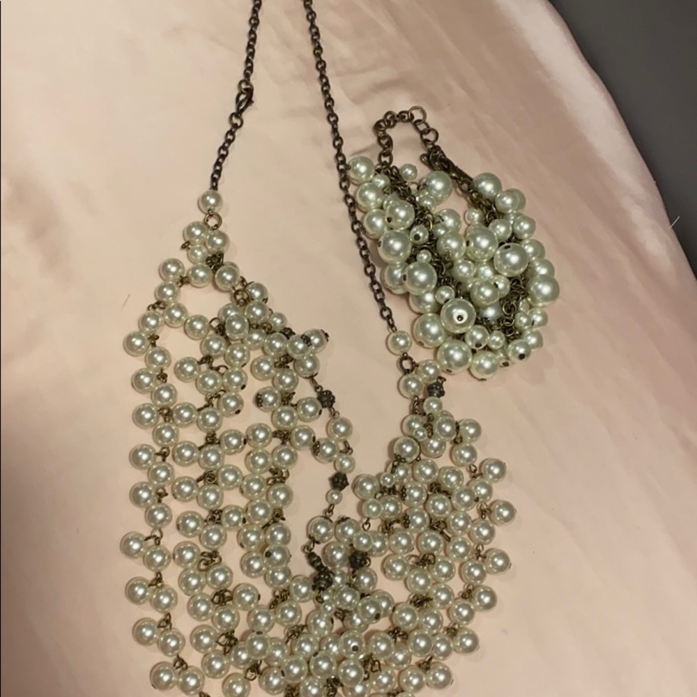 Plunder set.  Pearl necklace and bracelet